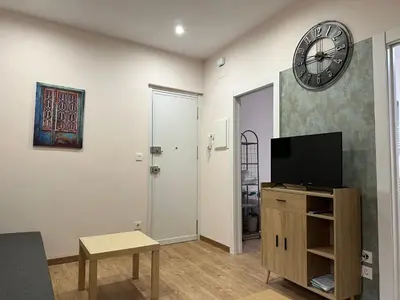 Una televisión o centro de entretenimiento en Dos Torres Tenor Gayarre - Encanto con Balcón Interior