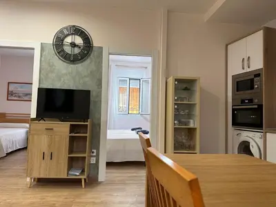 Una televisión o centro de entretenimiento en Dos Torres Tenor Gayarre - Encanto con Balcón Interior