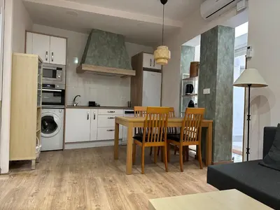 Una cocina o zona de cocina en Dos Torres Tenor Gayarre - Encanto con Balcón Interior