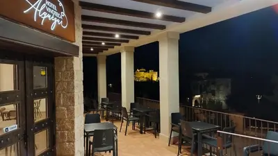 Un restaurante o sitio para comer en Hotel Vinoteca Alquezar - Adults Only -