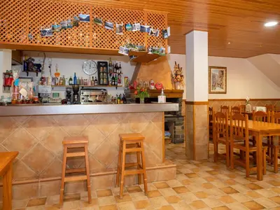 El salón o zona de bar de Apartamentos La Era de Pasé