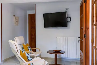 Una televisión o centro de entretenimiento en Casa Feli - APARTAMENTO con JARDÍN PRIVADO en los PIRINEOS