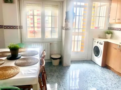 Una cocina o zona de cocina en NUEVO! Con piscina a 2 minutos estación tren AVE.