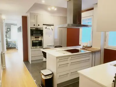 Una cocina o zona de cocina en Un hogar en el centro con parking gratuito