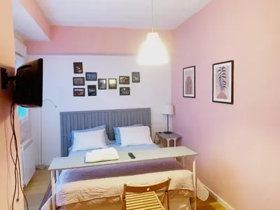 Una televisión o centro de entretenimiento en Un hogar en el centro con parking gratuito