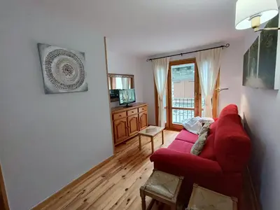 Una televisión o centro de entretenimiento en Inmocyma El Rinconcito de Benasque