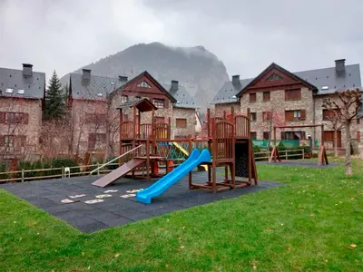 Zona de juegos infantil en Apartamentos Escarrilla Suites 3000