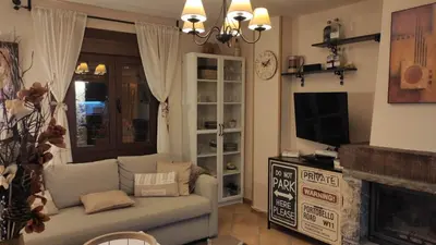 Una televisión o centro de entretenimiento en Acogedor apartamento dúplex Sandiniés