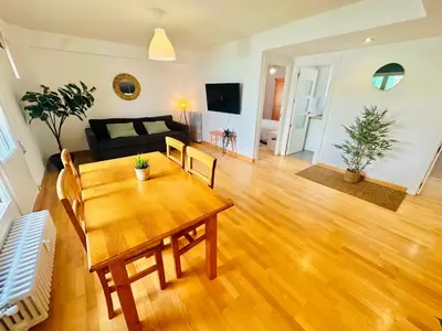 Una televisión o centro de entretenimiento en La Ibiza del Pilar