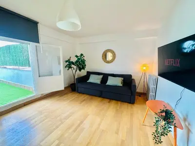 Una televisión o centro de entretenimiento en La Ibiza del Pilar