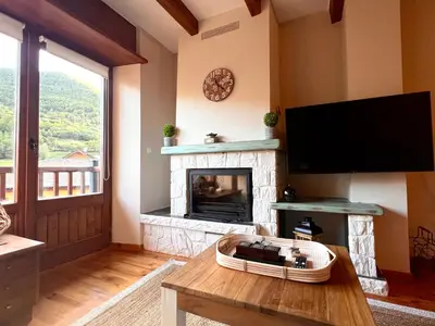 Una televisión o centro de entretenimiento en Apartamento Sol de Espot - L'Amfitriona