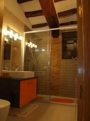 Un baño de Apartamentos Berdiel