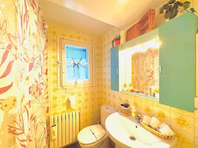 Un baño de Casa Rural al Sol De Las Ruinas- piscina privada