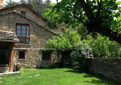 Jardín al aire libre en La Pegatera Masia rodeada de bosque ideal para desconectar