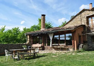 Jardín al aire libre en La Pegatera Masia rodeada de bosque ideal para desconectar