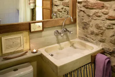 Un baño de La Pegatera Masia rodeada de bosque ideal para desconectar