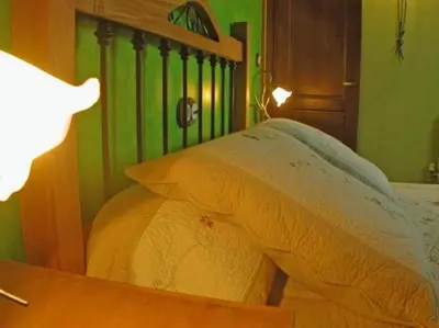 Cama o camas de una habitación en casa rural la pallisa