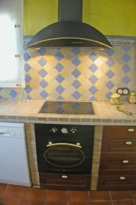 Una cocina o zona de cocina en casa rural la pallisa