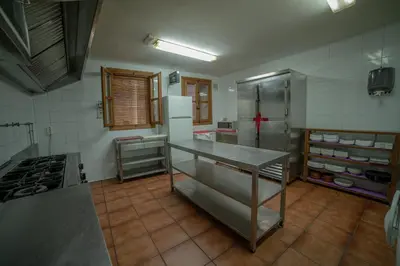 Una cocina o zona de cocina en Pension Las Cuevas de Cañart