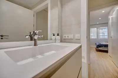 Un baño de Apartamentos Ezkaba by Clabao