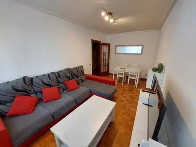 Zona de estar de Piso sencillo y acogedor con parking gratuito