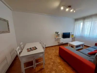Una televisión o centro de entretenimiento en Piso sencillo y acogedor con parking gratuito