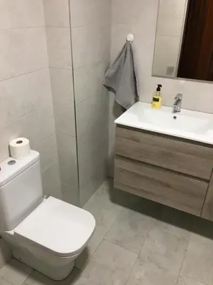 Un baño de Piso sencillo y acogedor con parking gratuito