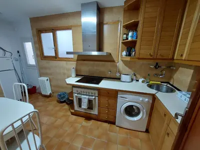 Una cocina o zona de cocina en Piso sencillo y acogedor con parking gratuito