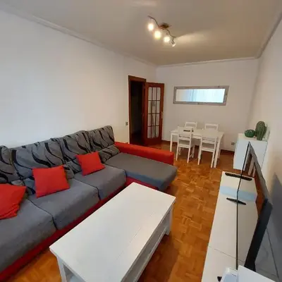 Piso sencillo y acogedor con parking gratuito