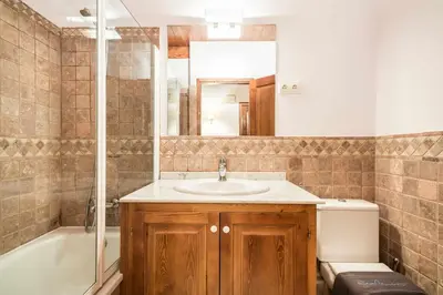 Un baño de Valartíes by SeaMount Rentals