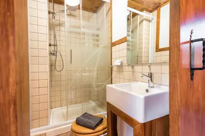 Un baño de Valartíes by SeaMount Rentals