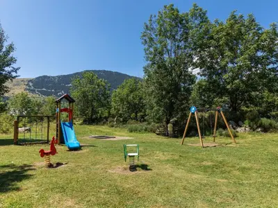 Zona de juegos infantil en Apartment Nevat by Interhome