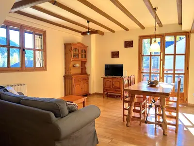 Una televisión o centro de entretenimiento en Dúplex familiar i de muntanya a Escaló by RURAL D'ÀNEU