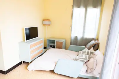 Una televisión o centro de entretenimiento en Villa Aloha, avec piscine privée, proche mer et montagne