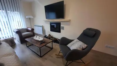 Una televisión o centro de entretenimiento en Dúplex Terraza Golf 3 Dormitorios 2 Baños