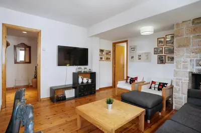 Una televisión o centro de entretenimiento en Aspen - By CARDI Suites