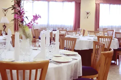 Un restaurante o sitio para comer en Hospedium Hotel Don Fidel