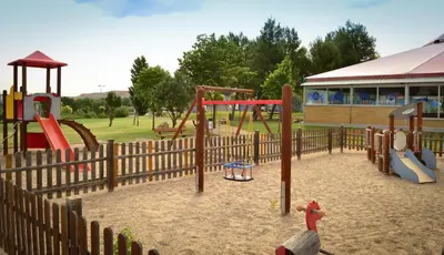 Zona de juegos infantil en Hospedium Hotel Don Fidel