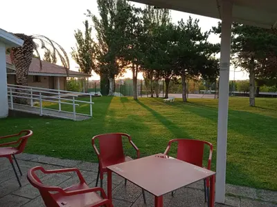 Jardín al aire libre en Bungalows Zaragoza Camping
