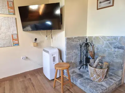 Una televisión o centro de entretenimiento en Àtic lluminós al centre d’Esterri d'Àneu by RURAL D'ÀNEU