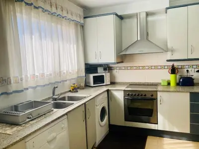 Una cocina o zona de cocina en Casa Familiar con Piscina en Zona Tranquila de Miami Playa - ES-9-153