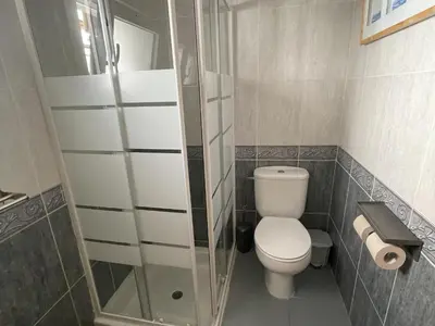 Un baño de Apartamento frente al mar con terraza y vistas fabulosas, Miami Playa - ES-9-157