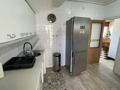 Una cocina o zona de cocina en Apartamento frente al mar con terraza y vistas fabulosas, Miami Playa - ES-9-157
