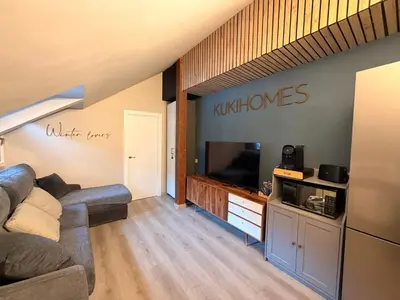 Una televisión o centro de entretenimiento en Acogedor Ático en el Corazón de Formigal - Esquía sin llaves