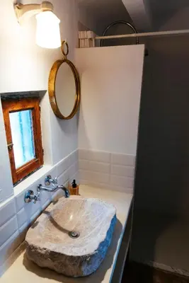Un baño de Casa Hostalets - Renovated casa in the middle of the olive trees near the beach