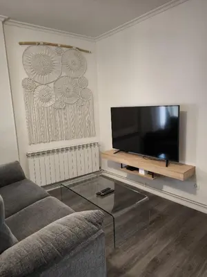 Una televisión o centro de entretenimiento en Apartamentos Crispin Anais