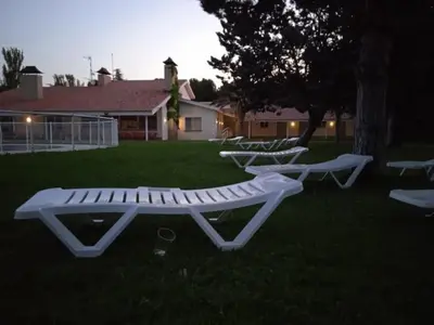 Jardín al aire libre en Albergue Zaragoza Camping