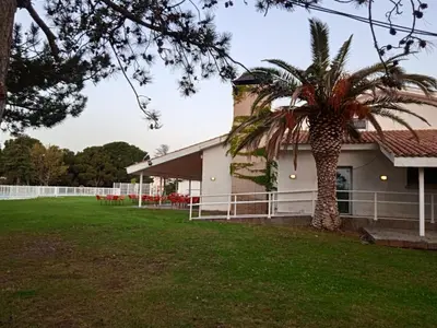 Jardín al aire libre en Albergue Zaragoza Camping