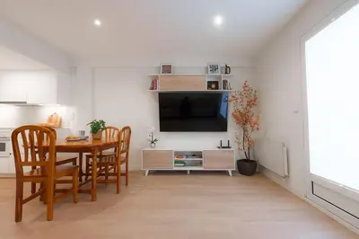 Una televisión o centro de entretenimiento en El Ventanal de Collarada