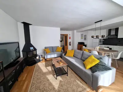 Zona de estar de Ventanal de Saras Petfriendly Garaje Trastero y Chimenea - Arafita Apartamentos